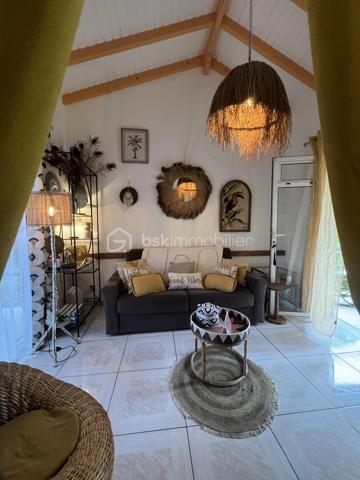 🖼️🪴🏡🌴 ***********EN EXCLUSIVITE *********  Ensemble immobilier d’exception composé d une belle villa T4/5 de 135 m2 avec piscine et d un fonds de commerce proposant 4 gîtes pour une superficie totale de 212 m2 (deux T2 et deux T3) avec piscine et bar sur un terrain arboré de 1600 m2.

Il bénéficie d'un emplacement de premier choix (plusieurs plages renommées ⛱️🐚🌊☀️🏖️🐠 accessibles à pied (bois jolan, Helleux, Pierre et Vacances), dont des spots de surf 😀🏄‍♀️🏄🏻‍♂️🌊, des chemins côtiers promettent aussi de belles balades depuis ce bien). Les commodités sont proches et l'accès à la route nationale est proche.

😊 Les heureux propriétaires, après y avoir mis tous leurs talents de décorateurs / paysagistes / gestionnaires et en avoir fait un petit bijou de raffinement, de convivialité et d’exotisme 🍹🎋🌵🌴, sont appelés par de nouvelles aventures sous d autres horizons 🌍 👀🔎 Ils recherchent maintenant des repreneurs, chanceux de pouvoir faire perdurer leur réussite et qui pourront eux aussi s épanouir dans ce lieu d exception et apaisant au cœur d une nature luxuriante et exceptionnelle (rare sur Grande Terre).

🚪De construction béton, l espace privatif (la villa) et l espace commercial (les 4 gîtes) bénéficient chacun d une entrée indépendante assurant une intimité totale 👍 depuis un grand parking prévu pour 6 voitures.

Vous serez charmés dès l'entrée avec tout d'abord une villa T4/T5 sans vis à vis, composée d'un agréable salon, d'une cuisine équipée semi-ouverte, un cellier, un couloir, 3 chambres, une salle d'eau avec douche et double vasque, puis un wc indépendant. A l'étage : une mezzanine (pouvant être fermée afin d'obtenir une quatrième chambre) avec sa salle d'eau (lavobo, douche et wc). A l'extérieur : une terrasse cosy fermant par des volets roulants anti-cycloniques Somfi, et un magnifique espace extérieur végétalisé, agrémenté d'une piscine de 4m x 2m bordée de pierre de rivière et une douche extérieure ainsi que d'une pergola avec espace détente et coin bar.

Découvrons maintenant l'espace gites... Une belle allée végétalisée vous transportera dans un paradis tropical digne de basse terre ! Sérénité, détente et dépaysement assuré ! Vous découvrirez un espace bar / pergola / espace repas avec ambiance lounge qui vous mènera à la majestueuse piscine agrémentée de deux espaces détente (dont un couvert), avec une douche extérieure.

Puis 4 gites cosy aménagés avec goût et prêts à louer (deux T2 composés d'un salon, une cuisine, une salle d'eau et deux terrasses dont une couverte et deux T3 composés d'un salon, une cuisine, 2 chambres (pour 5 couchages au total), une salle d'eau et deux terrasses dont une couverte.

💘 Vous l aurez compris au vu des photos et des notes extrêmement élevées sur les sites de réservation, ce bien incroyablement abouti et pensé avec finesse, subtilité, raffinement, confort, harmonie dans chaque détail et intelligence, fera le bonheur de ses nouveaux propriétaires. Tous les logements sont vendus meublés et équipés, la décoration et le mobilier sont d une qualité rare et haut de gamme (teck, aluminum où grandes marques se côtoient tels que les canapés Bubble de Roche Bobois, Claire Ambiance, Woodstock, Jura, Dyson, Vorweck, etc...  (les connaisseurs y seront sensibles) 👍 Chaque espace reflète le goût raffiné des propriétaires, qui ont su créer une atmosphère unique où charme et authenticité se mêlent avec justesse.

Les vendeurs sont d'une générosité rare : ils ont poussé leur degré d'exigence à l'extrême pour le confort de leurs hôtes (chaque locatif est équipé d'une machine à café à grains de marque Jura, d'aspirateurs sans traineau tels que Dyson par exemple, les électroménagers sont tous de belles marques. Dans la villa qu'ils occupent, un salon Roche Bobois, de la Sono De Vialet, un robot Thermomix, un robot Kenwood, un airfryer, un sèche linge +++ , des lustres haut de gamme, linge de lit, matelas pour certains d'hôtellerie, robot sans fil pour la piscine.etc... on y trouve aussi de belles pièces d'antiquaires, etc... Tous ces éléments sont inclus dans la vente, les propriétaires ont à coeur de faire bénéficier à leurs successeurs tout le confort et la haute qualité des éléments qui composent ce bien rare. Seuls quelques tableaux signés seront récupérés.

Autres avantages : une citerne tampon de 6000 l alimente tout le site, télésurveillance, vaste parking privé avec portail électrique, micro-station quasiment neuve répondant aux normes actuelles, internet par satellite offrant une connexion irréprochable, porte d'entrée maison en alu, fermeture 4 points, arbres fruitiers (manguier, maracudja, avocatier, goyavier, bananiers. Un abri de jardin en dur borde le parking.

🔵 Pour ce bien d’exception, la fiabilité financière des acquéreurs sera vérifiée avant chaque visite 👍

N'hésitez-pas à me contacter, de préférence via whatsapp ou par mail.