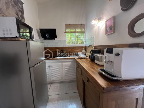 🖼️🪴🏡🌴 ***********EN EXCLUSIVITE *********  Ensemble immobilier d’exception composé d une belle villa T4/5 de 135 m2 avec piscine et d un fonds de commerce proposant 4 gîtes pour une superficie totale de 212 m2 (deux T2 et deux T3) avec piscine et bar sur un terrain arboré de 1600 m2.

Il bénéficie d'un emplacement de premier choix (plusieurs plages renommées ⛱️🐚🌊☀️🏖️🐠 accessibles à pied (bois jolan, Helleux, Pierre et Vacances), dont des spots de surf 😀🏄‍♀️🏄🏻‍♂️🌊, des chemins côtiers promettent aussi de belles balades depuis ce bien). Les commodités sont proches et l'accès à la route nationale est proche.

😊 Les heureux propriétaires, après y avoir mis tous leurs talents de décorateurs / paysagistes / gestionnaires et en avoir fait un petit bijou de raffinement, de convivialité et d’exotisme 🍹🎋🌵🌴, sont appelés par de nouvelles aventures sous d autres horizons 🌍 👀🔎 Ils recherchent maintenant des repreneurs, chanceux de pouvoir faire perdurer leur réussite et qui pourront eux aussi s épanouir dans ce lieu d exception et apaisant au cœur d une nature luxuriante et exceptionnelle (rare sur Grande Terre).

🚪De construction béton, l espace privatif (la villa) et l espace commercial (les 4 gîtes) bénéficient chacun d une entrée indépendante assurant une intimité totale 👍 depuis un grand parking prévu pour 6 voitures.

Vous serez charmés dès l'entrée avec tout d'abord une villa T4/T5 sans vis à vis, composée d'un agréable salon, d'une cuisine équipée semi-ouverte, un cellier, un couloir, 3 chambres, une salle d'eau avec douche et double vasque, puis un wc indépendant. A l'étage : une mezzanine (pouvant être fermée afin d'obtenir une quatrième chambre) avec sa salle d'eau (lavobo, douche et wc). A l'extérieur : une terrasse cosy fermant par des volets roulants anti-cycloniques Somfi, et un magnifique espace extérieur végétalisé, agrémenté d'une piscine de 4m x 2m bordée de pierre de rivière et une douche extérieure ainsi que d'une pergola avec espace détente et coin bar.

Découvrons maintenant l'espace gites... Une belle allée végétalisée vous transportera dans un paradis tropical digne de basse terre ! Sérénité, détente et dépaysement assuré ! Vous découvrirez un espace bar / pergola / espace repas avec ambiance lounge qui vous mènera à la majestueuse piscine agrémentée de deux espaces détente (dont un couvert), avec une douche extérieure.

Puis 4 gites cosy aménagés avec goût et prêts à louer (deux T2 composés d'un salon, une cuisine, une salle d'eau et deux terrasses dont une couverte et deux T3 composés d'un salon, une cuisine, 2 chambres (pour 5 couchages au total), une salle d'eau et deux terrasses dont une couverte.

💘 Vous l aurez compris au vu des photos et des notes extrêmement élevées sur les sites de réservation, ce bien incroyablement abouti et pensé avec finesse, subtilité, raffinement, confort, harmonie dans chaque détail et intelligence, fera le bonheur de ses nouveaux propriétaires. Tous les logements sont vendus meublés et équipés, la décoration et le mobilier sont d une qualité rare et haut de gamme (teck, aluminum où grandes marques se côtoient tels que les canapés Bubble de Roche Bobois, Claire Ambiance, Woodstock, Jura, Dyson, Vorweck, etc...  (les connaisseurs y seront sensibles) 👍 Chaque espace reflète le goût raffiné des propriétaires, qui ont su créer une atmosphère unique où charme et authenticité se mêlent avec justesse.

Les vendeurs sont d'une générosité rare : ils ont poussé leur degré d'exigence à l'extrême pour le confort de leurs hôtes (chaque locatif est équipé d'une machine à café à grains de marque Jura, d'aspirateurs sans traineau tels que Dyson par exemple, les électroménagers sont tous de belles marques. Dans la villa qu'ils occupent, un salon Roche Bobois, de la Sono De Vialet, un robot Thermomix, un robot Kenwood, un airfryer, un sèche linge +++ , des lustres haut de gamme, linge de lit, matelas pour certains d'hôtellerie, robot sans fil pour la piscine.etc... on y trouve aussi de belles pièces d'antiquaires, etc... Tous ces éléments sont inclus dans la vente, les propriétaires ont à coeur de faire bénéficier à leurs successeurs tout le confort et la haute qualité des éléments qui composent ce bien rare. Seuls quelques tableaux signés seront récupérés.

Autres avantages : une citerne tampon de 6000 l alimente tout le site, télésurveillance, vaste parking privé avec portail électrique, micro-station quasiment neuve répondant aux normes actuelles, internet par satellite offrant une connexion irréprochable, porte d'entrée maison en alu, fermeture 4 points, arbres fruitiers (manguier, maracudja, avocatier, goyavier, bananiers. Un abri de jardin en dur borde le parking.

🔵 Pour ce bien d’exception, la fiabilité financière des acquéreurs sera vérifiée avant chaque visite 👍

N'hésitez-pas à me contacter, de préférence via whatsapp ou par mail.