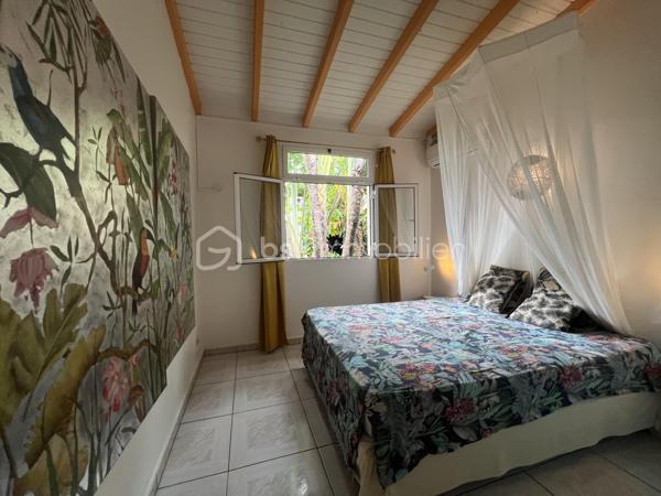 🖼️🪴🏡🌴 ***********EN EXCLUSIVITE *********  Ensemble immobilier d’exception composé d une belle villa T4/5 de 135 m2 avec piscine et d un fonds de commerce proposant 4 gîtes pour une superficie totale de 212 m2 (deux T2 et deux T3) avec piscine et bar sur un terrain arboré de 1600 m2.

Il bénéficie d'un emplacement de premier choix (plusieurs plages renommées ⛱️🐚🌊☀️🏖️🐠 accessibles à pied (bois jolan, Helleux, Pierre et Vacances), dont des spots de surf 😀🏄‍♀️🏄🏻‍♂️🌊, des chemins côtiers promettent aussi de belles balades depuis ce bien). Les commodités sont proches et l'accès à la route nationale est proche.

😊 Les heureux propriétaires, après y avoir mis tous leurs talents de décorateurs / paysagistes / gestionnaires et en avoir fait un petit bijou de raffinement, de convivialité et d’exotisme 🍹🎋🌵🌴, sont appelés par de nouvelles aventures sous d autres horizons 🌍 👀🔎 Ils recherchent maintenant des repreneurs, chanceux de pouvoir faire perdurer leur réussite et qui pourront eux aussi s épanouir dans ce lieu d exception et apaisant au cœur d une nature luxuriante et exceptionnelle (rare sur Grande Terre).

🚪De construction béton, l espace privatif (la villa) et l espace commercial (les 4 gîtes) bénéficient chacun d une entrée indépendante assurant une intimité totale 👍 depuis un grand parking prévu pour 6 voitures.

Vous serez charmés dès l'entrée avec tout d'abord une villa T4/T5 sans vis à vis, composée d'un agréable salon, d'une cuisine équipée semi-ouverte, un cellier, un couloir, 3 chambres, une salle d'eau avec douche et double vasque, puis un wc indépendant. A l'étage : une mezzanine (pouvant être fermée afin d'obtenir une quatrième chambre) avec sa salle d'eau (lavobo, douche et wc). A l'extérieur : une terrasse cosy fermant par des volets roulants anti-cycloniques Somfi, et un magnifique espace extérieur végétalisé, agrémenté d'une piscine de 4m x 2m bordée de pierre de rivière et une douche extérieure ainsi que d'une pergola avec espace détente et coin bar.

Découvrons maintenant l'espace gites... Une belle allée végétalisée vous transportera dans un paradis tropical digne de basse terre ! Sérénité, détente et dépaysement assuré ! Vous découvrirez un espace bar / pergola / espace repas avec ambiance lounge qui vous mènera à la majestueuse piscine agrémentée de deux espaces détente (dont un couvert), avec une douche extérieure.

Puis 4 gites cosy aménagés avec goût et prêts à louer (deux T2 composés d'un salon, une cuisine, une salle d'eau et deux terrasses dont une couverte et deux T3 composés d'un salon, une cuisine, 2 chambres (pour 5 couchages au total), une salle d'eau et deux terrasses dont une couverte.

💘 Vous l aurez compris au vu des photos et des notes extrêmement élevées sur les sites de réservation, ce bien incroyablement abouti et pensé avec finesse, subtilité, raffinement, confort, harmonie dans chaque détail et intelligence, fera le bonheur de ses nouveaux propriétaires. Tous les logements sont vendus meublés et équipés, la décoration et le mobilier sont d une qualité rare et haut de gamme (teck, aluminum où grandes marques se côtoient tels que les canapés Bubble de Roche Bobois, Claire Ambiance, Woodstock, Jura, Dyson, Vorweck, etc...  (les connaisseurs y seront sensibles) 👍 Chaque espace reflète le goût raffiné des propriétaires, qui ont su créer une atmosphère unique où charme et authenticité se mêlent avec justesse.

Les vendeurs sont d'une générosité rare : ils ont poussé leur degré d'exigence à l'extrême pour le confort de leurs hôtes (chaque locatif est équipé d'une machine à café à grains de marque Jura, d'aspirateurs sans traineau tels que Dyson par exemple, les électroménagers sont tous de belles marques. Dans la villa qu'ils occupent, un salon Roche Bobois, de la Sono De Vialet, un robot Thermomix, un robot Kenwood, un airfryer, un sèche linge +++ , des lustres haut de gamme, linge de lit, matelas pour certains d'hôtellerie, robot sans fil pour la piscine.etc... on y trouve aussi de belles pièces d'antiquaires, etc... Tous ces éléments sont inclus dans la vente, les propriétaires ont à coeur de faire bénéficier à leurs successeurs tout le confort et la haute qualité des éléments qui composent ce bien rare. Seuls quelques tableaux signés seront récupérés.

Autres avantages : une citerne tampon de 6000 l alimente tout le site, télésurveillance, vaste parking privé avec portail électrique, micro-station quasiment neuve répondant aux normes actuelles, internet par satellite offrant une connexion irréprochable, porte d'entrée maison en alu, fermeture 4 points, arbres fruitiers (manguier, maracudja, avocatier, goyavier, bananiers. Un abri de jardin en dur borde le parking.

🔵 Pour ce bien d’exception, la fiabilité financière des acquéreurs sera vérifiée avant chaque visite 👍

N'hésitez-pas à me contacter, de préférence via whatsapp ou par mail.