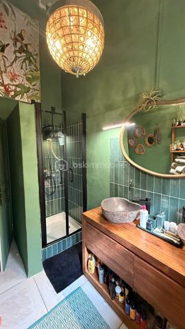 🖼️🪴🏡🌴 ***********EN EXCLUSIVITE *********  Ensemble immobilier d’exception composé d une belle villa T4/5 de 135 m2 avec piscine et d un fonds de commerce proposant 4 gîtes pour une superficie totale de 212 m2 (deux T2 et deux T3) avec piscine et bar sur un terrain arboré de 1600 m2.

Il bénéficie d'un emplacement de premier choix (plusieurs plages renommées ⛱️🐚🌊☀️🏖️🐠 accessibles à pied (bois jolan, Helleux, Pierre et Vacances), dont des spots de surf 😀🏄‍♀️🏄🏻‍♂️🌊, des chemins côtiers promettent aussi de belles balades depuis ce bien). Les commodités sont proches et l'accès à la route nationale est proche.

😊 Les heureux propriétaires, après y avoir mis tous leurs talents de décorateurs / paysagistes / gestionnaires et en avoir fait un petit bijou de raffinement, de convivialité et d’exotisme 🍹🎋🌵🌴, sont appelés par de nouvelles aventures sous d autres horizons 🌍 👀🔎 Ils recherchent maintenant des repreneurs, chanceux de pouvoir faire perdurer leur réussite et qui pourront eux aussi s épanouir dans ce lieu d exception et apaisant au cœur d une nature luxuriante et exceptionnelle (rare sur Grande Terre).

🚪De construction béton, l espace privatif (la villa) et l espace commercial (les 4 gîtes) bénéficient chacun d une entrée indépendante assurant une intimité totale 👍 depuis un grand parking prévu pour 6 voitures.

Vous serez charmés dès l'entrée avec tout d'abord une villa T4/T5 sans vis à vis, composée d'un agréable salon, d'une cuisine équipée semi-ouverte, un cellier, un couloir, 3 chambres, une salle d'eau avec douche et double vasque, puis un wc indépendant. A l'étage : une mezzanine (pouvant être fermée afin d'obtenir une quatrième chambre) avec sa salle d'eau (lavobo, douche et wc). A l'extérieur : une terrasse cosy fermant par des volets roulants anti-cycloniques Somfi, et un magnifique espace extérieur végétalisé, agrémenté d'une piscine de 4m x 2m bordée de pierre de rivière et une douche extérieure ainsi que d'une pergola avec espace détente et coin bar.

Découvrons maintenant l'espace gites... Une belle allée végétalisée vous transportera dans un paradis tropical digne de basse terre ! Sérénité, détente et dépaysement assuré ! Vous découvrirez un espace bar / pergola / espace repas avec ambiance lounge qui vous mènera à la majestueuse piscine agrémentée de deux espaces détente (dont un couvert), avec une douche extérieure.

Puis 4 gites cosy aménagés avec goût et prêts à louer (deux T2 composés d'un salon, une cuisine, une salle d'eau et deux terrasses dont une couverte et deux T3 composés d'un salon, une cuisine, 2 chambres (pour 5 couchages au total), une salle d'eau et deux terrasses dont une couverte.

💘 Vous l aurez compris au vu des photos et des notes extrêmement élevées sur les sites de réservation, ce bien incroyablement abouti et pensé avec finesse, subtilité, raffinement, confort, harmonie dans chaque détail et intelligence, fera le bonheur de ses nouveaux propriétaires. Tous les logements sont vendus meublés et équipés, la décoration et le mobilier sont d une qualité rare et haut de gamme (teck, aluminum où grandes marques se côtoient tels que les canapés Bubble de Roche Bobois, Claire Ambiance, Woodstock, Jura, Dyson, Vorweck, etc...  (les connaisseurs y seront sensibles) 👍 Chaque espace reflète le goût raffiné des propriétaires, qui ont su créer une atmosphère unique où charme et authenticité se mêlent avec justesse.

Les vendeurs sont d'une générosité rare : ils ont poussé leur degré d'exigence à l'extrême pour le confort de leurs hôtes (chaque locatif est équipé d'une machine à café à grains de marque Jura, d'aspirateurs sans traineau tels que Dyson par exemple, les électroménagers sont tous de belles marques. Dans la villa qu'ils occupent, un salon Roche Bobois, de la Sono De Vialet, un robot Thermomix, un robot Kenwood, un airfryer, un sèche linge +++ , des lustres haut de gamme, linge de lit, matelas pour certains d'hôtellerie, robot sans fil pour la piscine.etc... on y trouve aussi de belles pièces d'antiquaires, etc... Tous ces éléments sont inclus dans la vente, les propriétaires ont à coeur de faire bénéficier à leurs successeurs tout le confort et la haute qualité des éléments qui composent ce bien rare. Seuls quelques tableaux signés seront récupérés.

Autres avantages : une citerne tampon de 6000 l alimente tout le site, télésurveillance, vaste parking privé avec portail électrique, micro-station quasiment neuve répondant aux normes actuelles, internet par satellite offrant une connexion irréprochable, porte d'entrée maison en alu, fermeture 4 points, arbres fruitiers (manguier, maracudja, avocatier, goyavier, bananiers. Un abri de jardin en dur borde le parking.

🔵 Pour ce bien d’exception, la fiabilité financière des acquéreurs sera vérifiée avant chaque visite 👍

N'hésitez-pas à me contacter, de préférence via whatsapp ou par mail.