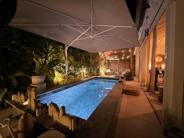 🖼️🪴🏡🌴 ***********EN EXCLUSIVITE *********  Ensemble immobilier d’exception composé d une belle villa T4/5 de 135 m2 avec piscine et d un fonds de commerce proposant 4 gîtes pour une superficie totale de 212 m2 (deux T2 et deux T3) avec piscine et bar sur un terrain arboré de 1600 m2.

Il bénéficie d'un emplacement de premier choix (plusieurs plages renommées ⛱️🐚🌊☀️🏖️🐠 accessibles à pied (bois jolan, Helleux, Pierre et Vacances), dont des spots de surf 😀🏄‍♀️🏄🏻‍♂️🌊, des chemins côtiers promettent aussi de belles balades depuis ce bien). Les commodités sont proches et l'accès à la route nationale est proche.

😊 Les heureux propriétaires, après y avoir mis tous leurs talents de décorateurs / paysagistes / gestionnaires et en avoir fait un petit bijou de raffinement, de convivialité et d’exotisme 🍹🎋🌵🌴, sont appelés par de nouvelles aventures sous d autres horizons 🌍 👀🔎 Ils recherchent maintenant des repreneurs, chanceux de pouvoir faire perdurer leur réussite et qui pourront eux aussi s épanouir dans ce lieu d exception et apaisant au cœur d une nature luxuriante et exceptionnelle (rare sur Grande Terre).

🚪De construction béton, l espace privatif (la villa) et l espace commercial (les 4 gîtes) bénéficient chacun d une entrée indépendante assurant une intimité totale 👍 depuis un grand parking prévu pour 6 voitures.

Vous serez charmés dès l'entrée avec tout d'abord une villa T4/T5 sans vis à vis, composée d'un agréable salon, d'une cuisine équipée semi-ouverte, un cellier, un couloir, 3 chambres, une salle d'eau avec douche et double vasque, puis un wc indépendant. A l'étage : une mezzanine (pouvant être fermée afin d'obtenir une quatrième chambre) avec sa salle d'eau (lavobo, douche et wc). A l'extérieur : une terrasse cosy fermant par des volets roulants anti-cycloniques Somfi, et un magnifique espace extérieur végétalisé, agrémenté d'une piscine de 4m x 2m bordée de pierre de rivière et une douche extérieure ainsi que d'une pergola avec espace détente et coin bar.

Découvrons maintenant l'espace gites... Une belle allée végétalisée vous transportera dans un paradis tropical digne de basse terre ! Sérénité, détente et dépaysement assuré ! Vous découvrirez un espace bar / pergola / espace repas avec ambiance lounge qui vous mènera à la majestueuse piscine agrémentée de deux espaces détente (dont un couvert), avec une douche extérieure.

Puis 4 gites cosy aménagés avec goût et prêts à louer (deux T2 composés d'un salon, une cuisine, une salle d'eau et deux terrasses dont une couverte et deux T3 composés d'un salon, une cuisine, 2 chambres (pour 5 couchages au total), une salle d'eau et deux terrasses dont une couverte.

💘 Vous l aurez compris au vu des photos et des notes extrêmement élevées sur les sites de réservation, ce bien incroyablement abouti et pensé avec finesse, subtilité, raffinement, confort, harmonie dans chaque détail et intelligence, fera le bonheur de ses nouveaux propriétaires. Tous les logements sont vendus meublés et équipés, la décoration et le mobilier sont d une qualité rare et haut de gamme (teck, aluminum où grandes marques se côtoient tels que les canapés Bubble de Roche Bobois, Claire Ambiance, Woodstock, Jura, Dyson, Vorweck, etc...  (les connaisseurs y seront sensibles) 👍 Chaque espace reflète le goût raffiné des propriétaires, qui ont su créer une atmosphère unique où charme et authenticité se mêlent avec justesse.

Les vendeurs sont d'une générosité rare : ils ont poussé leur degré d'exigence à l'extrême pour le confort de leurs hôtes (chaque locatif est équipé d'une machine à café à grains de marque Jura, d'aspirateurs sans traineau tels que Dyson par exemple, les électroménagers sont tous de belles marques. Dans la villa qu'ils occupent, un salon Roche Bobois, de la Sono De Vialet, un robot Thermomix, un robot Kenwood, un airfryer, un sèche linge +++ , des lustres haut de gamme, linge de lit, matelas pour certains d'hôtellerie, robot sans fil pour la piscine.etc... on y trouve aussi de belles pièces d'antiquaires, etc... Tous ces éléments sont inclus dans la vente, les propriétaires ont à coeur de faire bénéficier à leurs successeurs tout le confort et la haute qualité des éléments qui composent ce bien rare. Seuls quelques tableaux signés seront récupérés.

Autres avantages : une citerne tampon de 6000 l alimente tout le site, télésurveillance, vaste parking privé avec portail électrique, micro-station quasiment neuve répondant aux normes actuelles, internet par satellite offrant une connexion irréprochable, porte d'entrée maison en alu, fermeture 4 points, arbres fruitiers (manguier, maracudja, avocatier, goyavier, bananiers. Un abri de jardin en dur borde le parking.

🔵 Pour ce bien d’exception, la fiabilité financière des acquéreurs sera vérifiée avant chaque visite 👍

N'hésitez-pas à me contacter, de préférence via whatsapp ou par mail.