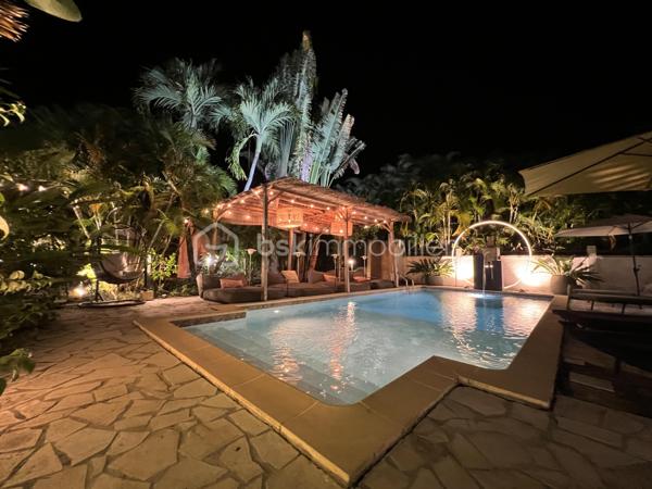🖼️🪴🏡🌴 ***********EN EXCLUSIVITE *********  Ensemble immobilier d’exception composé d une belle villa T4/5 de 135 m2 avec piscine et d un fonds de commerce proposant 4 gîtes pour une superficie totale de 212 m2 (deux T2 et deux T3) avec piscine et bar sur un terrain arboré de 1600 m2.

Il bénéficie d'un emplacement de premier choix (plusieurs plages renommées ⛱️🐚🌊☀️🏖️🐠 accessibles à pied (bois jolan, Helleux, Pierre et Vacances), dont des spots de surf 😀🏄‍♀️🏄🏻‍♂️🌊, des chemins côtiers promettent aussi de belles balades depuis ce bien). Les commodités sont proches et l'accès à la route nationale est proche.

😊 Les heureux propriétaires, après y avoir mis tous leurs talents de décorateurs / paysagistes / gestionnaires et en avoir fait un petit bijou de raffinement, de convivialité et d’exotisme 🍹🎋🌵🌴, sont appelés par de nouvelles aventures sous d autres horizons 🌍 👀🔎 Ils recherchent maintenant des repreneurs, chanceux de pouvoir faire perdurer leur réussite et qui pourront eux aussi s épanouir dans ce lieu d exception et apaisant au cœur d une nature luxuriante et exceptionnelle (rare sur Grande Terre).

🚪De construction béton, l espace privatif (la villa) et l espace commercial (les 4 gîtes) bénéficient chacun d une entrée indépendante assurant une intimité totale 👍 depuis un grand parking prévu pour 6 voitures.

Vous serez charmés dès l'entrée avec tout d'abord une villa T4/T5 sans vis à vis, composée d'un agréable salon, d'une cuisine équipée semi-ouverte, un cellier, un couloir, 3 chambres, une salle d'eau avec douche et double vasque, puis un wc indépendant. A l'étage : une mezzanine (pouvant être fermée afin d'obtenir une quatrième chambre) avec sa salle d'eau (lavobo, douche et wc). A l'extérieur : une terrasse cosy fermant par des volets roulants anti-cycloniques Somfi, et un magnifique espace extérieur végétalisé, agrémenté d'une piscine de 4m x 2m bordée de pierre de rivière et une douche extérieure ainsi que d'une pergola avec espace détente et coin bar.

Découvrons maintenant l'espace gites... Une belle allée végétalisée vous transportera dans un paradis tropical digne de basse terre ! Sérénité, détente et dépaysement assuré ! Vous découvrirez un espace bar / pergola / espace repas avec ambiance lounge qui vous mènera à la majestueuse piscine agrémentée de deux espaces détente (dont un couvert), avec une douche extérieure.

Puis 4 gites cosy aménagés avec goût et prêts à louer (deux T2 composés d'un salon, une cuisine, une salle d'eau et deux terrasses dont une couverte et deux T3 composés d'un salon, une cuisine, 2 chambres (pour 5 couchages au total), une salle d'eau et deux terrasses dont une couverte.

💘 Vous l aurez compris au vu des photos et des notes extrêmement élevées sur les sites de réservation, ce bien incroyablement abouti et pensé avec finesse, subtilité, raffinement, confort, harmonie dans chaque détail et intelligence, fera le bonheur de ses nouveaux propriétaires. Tous les logements sont vendus meublés et équipés, la décoration et le mobilier sont d une qualité rare et haut de gamme (teck, aluminum où grandes marques se côtoient tels que les canapés Bubble de Roche Bobois, Claire Ambiance, Woodstock, Jura, Dyson, Vorweck, etc...  (les connaisseurs y seront sensibles) 👍 Chaque espace reflète le goût raffiné des propriétaires, qui ont su créer une atmosphère unique où charme et authenticité se mêlent avec justesse.

Les vendeurs sont d'une générosité rare : ils ont poussé leur degré d'exigence à l'extrême pour le confort de leurs hôtes (chaque locatif est équipé d'une machine à café à grains de marque Jura, d'aspirateurs sans traineau tels que Dyson par exemple, les électroménagers sont tous de belles marques. Dans la villa qu'ils occupent, un salon Roche Bobois, de la Sono De Vialet, un robot Thermomix, un robot Kenwood, un airfryer, un sèche linge +++ , des lustres haut de gamme, linge de lit, matelas pour certains d'hôtellerie, robot sans fil pour la piscine.etc... on y trouve aussi de belles pièces d'antiquaires, etc... Tous ces éléments sont inclus dans la vente, les propriétaires ont à coeur de faire bénéficier à leurs successeurs tout le confort et la haute qualité des éléments qui composent ce bien rare. Seuls quelques tableaux signés seront récupérés.

Autres avantages : une citerne tampon de 6000 l alimente tout le site, télésurveillance, vaste parking privé avec portail électrique, micro-station quasiment neuve répondant aux normes actuelles, internet par satellite offrant une connexion irréprochable, porte d'entrée maison en alu, fermeture 4 points, arbres fruitiers (manguier, maracudja, avocatier, goyavier, bananiers. Un abri de jardin en dur borde le parking.

🔵 Pour ce bien d’exception, la fiabilité financière des acquéreurs sera vérifiée avant chaque visite 👍

N'hésitez-pas à me contacter, de préférence via whatsapp ou par mail.
