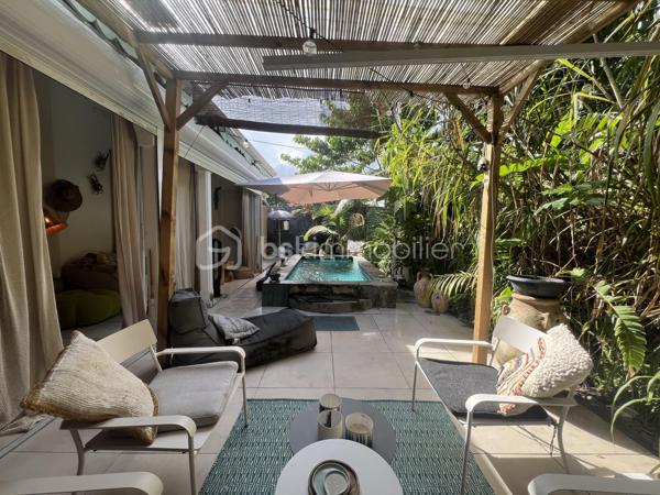 🖼️🪴🏡🌴 ***********EN EXCLUSIVITE *********  Ensemble immobilier d’exception composé d une belle villa T4/5 de 135 m2 avec piscine et d un fonds de commerce proposant 4 gîtes pour une superficie totale de 212 m2 (deux T2 et deux T3) avec piscine et bar sur un terrain arboré de 1600 m2.

Il bénéficie d'un emplacement de premier choix (plusieurs plages renommées ⛱️🐚🌊☀️🏖️🐠 accessibles à pied (bois jolan, Helleux, Pierre et Vacances), dont des spots de surf 😀🏄‍♀️🏄🏻‍♂️🌊, des chemins côtiers promettent aussi de belles balades depuis ce bien). Les commodités sont proches et l'accès à la route nationale est proche.

😊 Les heureux propriétaires, après y avoir mis tous leurs talents de décorateurs / paysagistes / gestionnaires et en avoir fait un petit bijou de raffinement, de convivialité et d’exotisme 🍹🎋🌵🌴, sont appelés par de nouvelles aventures sous d autres horizons 🌍 👀🔎 Ils recherchent maintenant des repreneurs, chanceux de pouvoir faire perdurer leur réussite et qui pourront eux aussi s épanouir dans ce lieu d exception et apaisant au cœur d une nature luxuriante et exceptionnelle (rare sur Grande Terre).

🚪De construction béton, l espace privatif (la villa) et l espace commercial (les 4 gîtes) bénéficient chacun d une entrée indépendante assurant une intimité totale 👍 depuis un grand parking prévu pour 6 voitures.

Vous serez charmés dès l'entrée avec tout d'abord une villa T4/T5 sans vis à vis, composée d'un agréable salon, d'une cuisine équipée semi-ouverte, un cellier, un couloir, 3 chambres, une salle d'eau avec douche et double vasque, puis un wc indépendant. A l'étage : une mezzanine (pouvant être fermée afin d'obtenir une quatrième chambre) avec sa salle d'eau (lavobo, douche et wc). A l'extérieur : une terrasse cosy fermant par des volets roulants anti-cycloniques Somfi, et un magnifique espace extérieur végétalisé, agrémenté d'une piscine de 4m x 2m bordée de pierre de rivière et une douche extérieure ainsi que d'une pergola avec espace détente et coin bar.

Découvrons maintenant l'espace gites... Une belle allée végétalisée vous transportera dans un paradis tropical digne de basse terre ! Sérénité, détente et dépaysement assuré ! Vous découvrirez un espace bar / pergola / espace repas avec ambiance lounge qui vous mènera à la majestueuse piscine agrémentée de deux espaces détente (dont un couvert), avec une douche extérieure.

Puis 4 gites cosy aménagés avec goût et prêts à louer (deux T2 composés d'un salon, une cuisine, une salle d'eau et deux terrasses dont une couverte et deux T3 composés d'un salon, une cuisine, 2 chambres (pour 5 couchages au total), une salle d'eau et deux terrasses dont une couverte.

💘 Vous l aurez compris au vu des photos et des notes extrêmement élevées sur les sites de réservation, ce bien incroyablement abouti et pensé avec finesse, subtilité, raffinement, confort, harmonie dans chaque détail et intelligence, fera le bonheur de ses nouveaux propriétaires. Tous les logements sont vendus meublés et équipés, la décoration et le mobilier sont d une qualité rare et haut de gamme (teck, aluminum où grandes marques se côtoient tels que les canapés Bubble de Roche Bobois, Claire Ambiance, Woodstock, Jura, Dyson, Vorweck, etc...  (les connaisseurs y seront sensibles) 👍 Chaque espace reflète le goût raffiné des propriétaires, qui ont su créer une atmosphère unique où charme et authenticité se mêlent avec justesse.

Les vendeurs sont d'une générosité rare : ils ont poussé leur degré d'exigence à l'extrême pour le confort de leurs hôtes (chaque locatif est équipé d'une machine à café à grains de marque Jura, d'aspirateurs sans traineau tels que Dyson par exemple, les électroménagers sont tous de belles marques. Dans la villa qu'ils occupent, un salon Roche Bobois, de la Sono De Vialet, un robot Thermomix, un robot Kenwood, un airfryer, un sèche linge +++ , des lustres haut de gamme, linge de lit, matelas pour certains d'hôtellerie, robot sans fil pour la piscine.etc... on y trouve aussi de belles pièces d'antiquaires, etc... Tous ces éléments sont inclus dans la vente, les propriétaires ont à coeur de faire bénéficier à leurs successeurs tout le confort et la haute qualité des éléments qui composent ce bien rare. Seuls quelques tableaux signés seront récupérés.

Autres avantages : une citerne tampon de 6000 l alimente tout le site, télésurveillance, vaste parking privé avec portail électrique, micro-station quasiment neuve répondant aux normes actuelles, internet par satellite offrant une connexion irréprochable, porte d'entrée maison en alu, fermeture 4 points, arbres fruitiers (manguier, maracudja, avocatier, goyavier, bananiers. Un abri de jardin en dur borde le parking.

🔵 Pour ce bien d’exception, la fiabilité financière des acquéreurs sera vérifiée avant chaque visite 👍

N'hésitez-pas à me contacter, de préférence via whatsapp ou par mail.