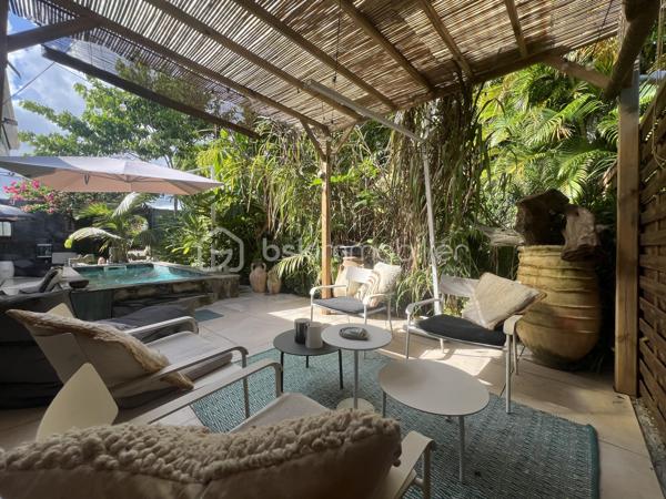 🖼️🪴🏡🌴 ***********EN EXCLUSIVITE *********  Ensemble immobilier d’exception composé d une belle villa T4/5 de 135 m2 avec piscine et d un fonds de commerce proposant 4 gîtes pour une superficie totale de 212 m2 (deux T2 et deux T3) avec piscine et bar sur un terrain arboré de 1600 m2.

Il bénéficie d'un emplacement de premier choix (plusieurs plages renommées ⛱️🐚🌊☀️🏖️🐠 accessibles à pied (bois jolan, Helleux, Pierre et Vacances), dont des spots de surf 😀🏄‍♀️🏄🏻‍♂️🌊, des chemins côtiers promettent aussi de belles balades depuis ce bien). Les commodités sont proches et l'accès à la route nationale est proche.

😊 Les heureux propriétaires, après y avoir mis tous leurs talents de décorateurs / paysagistes / gestionnaires et en avoir fait un petit bijou de raffinement, de convivialité et d’exotisme 🍹🎋🌵🌴, sont appelés par de nouvelles aventures sous d autres horizons 🌍 👀🔎 Ils recherchent maintenant des repreneurs, chanceux de pouvoir faire perdurer leur réussite et qui pourront eux aussi s épanouir dans ce lieu d exception et apaisant au cœur d une nature luxuriante et exceptionnelle (rare sur Grande Terre).

🚪De construction béton, l espace privatif (la villa) et l espace commercial (les 4 gîtes) bénéficient chacun d une entrée indépendante assurant une intimité totale 👍 depuis un grand parking prévu pour 6 voitures.

Vous serez charmés dès l'entrée avec tout d'abord une villa T4/T5 sans vis à vis, composée d'un agréable salon, d'une cuisine équipée semi-ouverte, un cellier, un couloir, 3 chambres, une salle d'eau avec douche et double vasque, puis un wc indépendant. A l'étage : une mezzanine (pouvant être fermée afin d'obtenir une quatrième chambre) avec sa salle d'eau (lavobo, douche et wc). A l'extérieur : une terrasse cosy fermant par des volets roulants anti-cycloniques Somfi, et un magnifique espace extérieur végétalisé, agrémenté d'une piscine de 4m x 2m bordée de pierre de rivière et une douche extérieure ainsi que d'une pergola avec espace détente et coin bar.

Découvrons maintenant l'espace gites... Une belle allée végétalisée vous transportera dans un paradis tropical digne de basse terre ! Sérénité, détente et dépaysement assuré ! Vous découvrirez un espace bar / pergola / espace repas avec ambiance lounge qui vous mènera à la majestueuse piscine agrémentée de deux espaces détente (dont un couvert), avec une douche extérieure.

Puis 4 gites cosy aménagés avec goût et prêts à louer (deux T2 composés d'un salon, une cuisine, une salle d'eau et deux terrasses dont une couverte et deux T3 composés d'un salon, une cuisine, 2 chambres (pour 5 couchages au total), une salle d'eau et deux terrasses dont une couverte.

💘 Vous l aurez compris au vu des photos et des notes extrêmement élevées sur les sites de réservation, ce bien incroyablement abouti et pensé avec finesse, subtilité, raffinement, confort, harmonie dans chaque détail et intelligence, fera le bonheur de ses nouveaux propriétaires. Tous les logements sont vendus meublés et équipés, la décoration et le mobilier sont d une qualité rare et haut de gamme (teck, aluminum où grandes marques se côtoient tels que les canapés Bubble de Roche Bobois, Claire Ambiance, Woodstock, Jura, Dyson, Vorweck, etc...  (les connaisseurs y seront sensibles) 👍 Chaque espace reflète le goût raffiné des propriétaires, qui ont su créer une atmosphère unique où charme et authenticité se mêlent avec justesse.

Les vendeurs sont d'une générosité rare : ils ont poussé leur degré d'exigence à l'extrême pour le confort de leurs hôtes (chaque locatif est équipé d'une machine à café à grains de marque Jura, d'aspirateurs sans traineau tels que Dyson par exemple, les électroménagers sont tous de belles marques. Dans la villa qu'ils occupent, un salon Roche Bobois, de la Sono De Vialet, un robot Thermomix, un robot Kenwood, un airfryer, un sèche linge +++ , des lustres haut de gamme, linge de lit, matelas pour certains d'hôtellerie, robot sans fil pour la piscine.etc... on y trouve aussi de belles pièces d'antiquaires, etc... Tous ces éléments sont inclus dans la vente, les propriétaires ont à coeur de faire bénéficier à leurs successeurs tout le confort et la haute qualité des éléments qui composent ce bien rare. Seuls quelques tableaux signés seront récupérés.

Autres avantages : une citerne tampon de 6000 l alimente tout le site, télésurveillance, vaste parking privé avec portail électrique, micro-station quasiment neuve répondant aux normes actuelles, internet par satellite offrant une connexion irréprochable, porte d'entrée maison en alu, fermeture 4 points, arbres fruitiers (manguier, maracudja, avocatier, goyavier, bananiers. Un abri de jardin en dur borde le parking.

🔵 Pour ce bien d’exception, la fiabilité financière des acquéreurs sera vérifiée avant chaque visite 👍

N'hésitez-pas à me contacter, de préférence via whatsapp ou par mail.