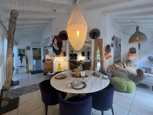 🖼️🪴🏡🌴 ***********EN EXCLUSIVITE *********  Ensemble immobilier d’exception composé d une belle villa T4/5 de 135 m2 avec piscine et d un fonds de commerce proposant 4 gîtes pour une superficie totale de 212 m2 (deux T2 et deux T3) avec piscine et bar sur un terrain arboré de 1600 m2.

Il bénéficie d'un emplacement de premier choix (plusieurs plages renommées ⛱️🐚🌊☀️🏖️🐠 accessibles à pied (bois jolan, Helleux, Pierre et Vacances), dont des spots de surf 😀🏄‍♀️🏄🏻‍♂️🌊, des chemins côtiers promettent aussi de belles balades depuis ce bien). Les commodités sont proches et l'accès à la route nationale est proche.

😊 Les heureux propriétaires, après y avoir mis tous leurs talents de décorateurs / paysagistes / gestionnaires et en avoir fait un petit bijou de raffinement, de convivialité et d’exotisme 🍹🎋🌵🌴, sont appelés par de nouvelles aventures sous d autres horizons 🌍 👀🔎 Ils recherchent maintenant des repreneurs, chanceux de pouvoir faire perdurer leur réussite et qui pourront eux aussi s épanouir dans ce lieu d exception et apaisant au cœur d une nature luxuriante et exceptionnelle (rare sur Grande Terre).

🚪De construction béton, l espace privatif (la villa) et l espace commercial (les 4 gîtes) bénéficient chacun d une entrée indépendante assurant une intimité totale 👍 depuis un grand parking prévu pour 6 voitures.

Vous serez charmés dès l'entrée avec tout d'abord une villa T4/T5 sans vis à vis, composée d'un agréable salon, d'une cuisine équipée semi-ouverte, un cellier, un couloir, 3 chambres, une salle d'eau avec douche et double vasque, puis un wc indépendant. A l'étage : une mezzanine (pouvant être fermée afin d'obtenir une quatrième chambre) avec sa salle d'eau (lavobo, douche et wc). A l'extérieur : une terrasse cosy fermant par des volets roulants anti-cycloniques Somfi, et un magnifique espace extérieur végétalisé, agrémenté d'une piscine de 4m x 2m bordée de pierre de rivière et une douche extérieure ainsi que d'une pergola avec espace détente et coin bar.

Découvrons maintenant l'espace gites... Une belle allée végétalisée vous transportera dans un paradis tropical digne de basse terre ! Sérénité, détente et dépaysement assuré ! Vous découvrirez un espace bar / pergola / espace repas avec ambiance lounge qui vous mènera à la majestueuse piscine agrémentée de deux espaces détente (dont un couvert), avec une douche extérieure.

Puis 4 gites cosy aménagés avec goût et prêts à louer (deux T2 composés d'un salon, une cuisine, une salle d'eau et deux terrasses dont une couverte et deux T3 composés d'un salon, une cuisine, 2 chambres (pour 5 couchages au total), une salle d'eau et deux terrasses dont une couverte.

💘 Vous l aurez compris au vu des photos et des notes extrêmement élevées sur les sites de réservation, ce bien incroyablement abouti et pensé avec finesse, subtilité, raffinement, confort, harmonie dans chaque détail et intelligence, fera le bonheur de ses nouveaux propriétaires. Tous les logements sont vendus meublés et équipés, la décoration et le mobilier sont d une qualité rare et haut de gamme (teck, aluminum où grandes marques se côtoient tels que les canapés Bubble de Roche Bobois, Claire Ambiance, Woodstock, Jura, Dyson, Vorweck, etc...  (les connaisseurs y seront sensibles) 👍 Chaque espace reflète le goût raffiné des propriétaires, qui ont su créer une atmosphère unique où charme et authenticité se mêlent avec justesse.

Les vendeurs sont d'une générosité rare : ils ont poussé leur degré d'exigence à l'extrême pour le confort de leurs hôtes (chaque locatif est équipé d'une machine à café à grains de marque Jura, d'aspirateurs sans traineau tels que Dyson par exemple, les électroménagers sont tous de belles marques. Dans la villa qu'ils occupent, un salon Roche Bobois, de la Sono De Vialet, un robot Thermomix, un robot Kenwood, un airfryer, un sèche linge +++ , des lustres haut de gamme, linge de lit, matelas pour certains d'hôtellerie, robot sans fil pour la piscine.etc... on y trouve aussi de belles pièces d'antiquaires, etc... Tous ces éléments sont inclus dans la vente, les propriétaires ont à coeur de faire bénéficier à leurs successeurs tout le confort et la haute qualité des éléments qui composent ce bien rare. Seuls quelques tableaux signés seront récupérés.

Autres avantages : une citerne tampon de 6000 l alimente tout le site, télésurveillance, vaste parking privé avec portail électrique, micro-station quasiment neuve répondant aux normes actuelles, internet par satellite offrant une connexion irréprochable, porte d'entrée maison en alu, fermeture 4 points, arbres fruitiers (manguier, maracudja, avocatier, goyavier, bananiers. Un abri de jardin en dur borde le parking.

🔵 Pour ce bien d’exception, la fiabilité financière des acquéreurs sera vérifiée avant chaque visite 👍

N'hésitez-pas à me contacter, de préférence via whatsapp ou par mail.