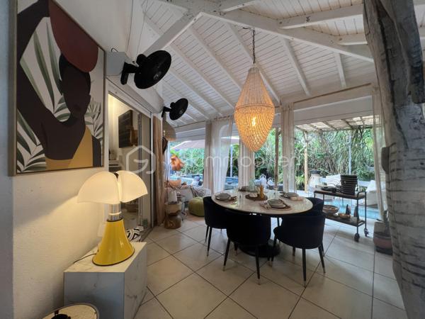 🖼️🪴🏡🌴 ***********EN EXCLUSIVITE *********  Ensemble immobilier d’exception composé d une belle villa T4/5 de 135 m2 avec piscine et d un fonds de commerce proposant 4 gîtes pour une superficie totale de 212 m2 (deux T2 et deux T3) avec piscine et bar sur un terrain arboré de 1600 m2.

Il bénéficie d'un emplacement de premier choix (plusieurs plages renommées ⛱️🐚🌊☀️🏖️🐠 accessibles à pied (bois jolan, Helleux, Pierre et Vacances), dont des spots de surf 😀🏄‍♀️🏄🏻‍♂️🌊, des chemins côtiers promettent aussi de belles balades depuis ce bien). Les commodités sont proches et l'accès à la route nationale est proche.

😊 Les heureux propriétaires, après y avoir mis tous leurs talents de décorateurs / paysagistes / gestionnaires et en avoir fait un petit bijou de raffinement, de convivialité et d’exotisme 🍹🎋🌵🌴, sont appelés par de nouvelles aventures sous d autres horizons 🌍 👀🔎 Ils recherchent maintenant des repreneurs, chanceux de pouvoir faire perdurer leur réussite et qui pourront eux aussi s épanouir dans ce lieu d exception et apaisant au cœur d une nature luxuriante et exceptionnelle (rare sur Grande Terre).

🚪De construction béton, l espace privatif (la villa) et l espace commercial (les 4 gîtes) bénéficient chacun d une entrée indépendante assurant une intimité totale 👍 depuis un grand parking prévu pour 6 voitures.

Vous serez charmés dès l'entrée avec tout d'abord une villa T4/T5 sans vis à vis, composée d'un agréable salon, d'une cuisine équipée semi-ouverte, un cellier, un couloir, 3 chambres, une salle d'eau avec douche et double vasque, puis un wc indépendant. A l'étage : une mezzanine (pouvant être fermée afin d'obtenir une quatrième chambre) avec sa salle d'eau (lavobo, douche et wc). A l'extérieur : une terrasse cosy fermant par des volets roulants anti-cycloniques Somfi, et un magnifique espace extérieur végétalisé, agrémenté d'une piscine de 4m x 2m bordée de pierre de rivière et une douche extérieure ainsi que d'une pergola avec espace détente et coin bar.

Découvrons maintenant l'espace gites... Une belle allée végétalisée vous transportera dans un paradis tropical digne de basse terre ! Sérénité, détente et dépaysement assuré ! Vous découvrirez un espace bar / pergola / espace repas avec ambiance lounge qui vous mènera à la majestueuse piscine agrémentée de deux espaces détente (dont un couvert), avec une douche extérieure.

Puis 4 gites cosy aménagés avec goût et prêts à louer (deux T2 composés d'un salon, une cuisine, une salle d'eau et deux terrasses dont une couverte et deux T3 composés d'un salon, une cuisine, 2 chambres (pour 5 couchages au total), une salle d'eau et deux terrasses dont une couverte.

💘 Vous l aurez compris au vu des photos et des notes extrêmement élevées sur les sites de réservation, ce bien incroyablement abouti et pensé avec finesse, subtilité, raffinement, confort, harmonie dans chaque détail et intelligence, fera le bonheur de ses nouveaux propriétaires. Tous les logements sont vendus meublés et équipés, la décoration et le mobilier sont d une qualité rare et haut de gamme (teck, aluminum où grandes marques se côtoient tels que les canapés Bubble de Roche Bobois, Claire Ambiance, Woodstock, Jura, Dyson, Vorweck, etc...  (les connaisseurs y seront sensibles) 👍 Chaque espace reflète le goût raffiné des propriétaires, qui ont su créer une atmosphère unique où charme et authenticité se mêlent avec justesse.

Les vendeurs sont d'une générosité rare : ils ont poussé leur degré d'exigence à l'extrême pour le confort de leurs hôtes (chaque locatif est équipé d'une machine à café à grains de marque Jura, d'aspirateurs sans traineau tels que Dyson par exemple, les électroménagers sont tous de belles marques. Dans la villa qu'ils occupent, un salon Roche Bobois, de la Sono De Vialet, un robot Thermomix, un robot Kenwood, un airfryer, un sèche linge +++ , des lustres haut de gamme, linge de lit, matelas pour certains d'hôtellerie, robot sans fil pour la piscine.etc... on y trouve aussi de belles pièces d'antiquaires, etc... Tous ces éléments sont inclus dans la vente, les propriétaires ont à coeur de faire bénéficier à leurs successeurs tout le confort et la haute qualité des éléments qui composent ce bien rare. Seuls quelques tableaux signés seront récupérés.

Autres avantages : une citerne tampon de 6000 l alimente tout le site, télésurveillance, vaste parking privé avec portail électrique, micro-station quasiment neuve répondant aux normes actuelles, internet par satellite offrant une connexion irréprochable, porte d'entrée maison en alu, fermeture 4 points, arbres fruitiers (manguier, maracudja, avocatier, goyavier, bananiers. Un abri de jardin en dur borde le parking.

🔵 Pour ce bien d’exception, la fiabilité financière des acquéreurs sera vérifiée avant chaque visite 👍

N'hésitez-pas à me contacter, de préférence via whatsapp ou par mail.