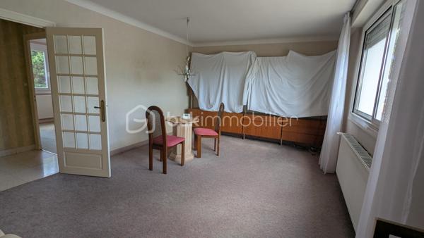 Située dans le quartier recherché de Méan, à proximité immédiate des commodités, cette maison des années 1970 vous offre un beau potentiel d’aménagement sur une parcelle arborée de 518 m².

Elle se compose au rez-de-chaussée d’une entrée avec escalier menant à l’étage, d’une chambre avec arrivée d’eau (idéal pour un futur studio ou bureau indépendant) et d’un vaste garage de 45 m².

À l’étage, vous trouverez une cuisine dinatoire, un salon lumineux, deux chambres ainsi qu’une salle de bain.

Les combles d’environ 40 m² (habitables) sont aménageables selon vos besoins : chambres supplémentaires, bureau, salle de jeux...

L’extérieur est tout aussi séduisant avec une grande terrasse faisant le tour de la maison, un puits et un beau jardin, parfait pour profiter des beaux jours.

Des travaux de rafraîchissement sont à prévoir, mais ce bien offre de nombreuses possibilités d’évolution pour accueillir une famille ou réaliser un investissement locatif.