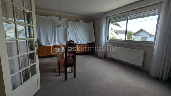 Située dans le quartier recherché de Méan, à proximité immédiate des commodités, cette maison des années 1970 vous offre un beau potentiel d’aménagement sur une parcelle arborée de 518 m².

Elle se compose au rez-de-chaussée d’une entrée avec escalier menant à l’étage, d’une chambre avec arrivée d’eau (idéal pour un futur studio ou bureau indépendant) et d’un vaste garage de 45 m².

À l’étage, vous trouverez une cuisine dinatoire, un salon lumineux, deux chambres ainsi qu’une salle de bain.

Les combles d’environ 40 m² (habitables) sont aménageables selon vos besoins : chambres supplémentaires, bureau, salle de jeux...

L’extérieur est tout aussi séduisant avec une grande terrasse faisant le tour de la maison, un puits et un beau jardin, parfait pour profiter des beaux jours.

Des travaux de rafraîchissement sont à prévoir, mais ce bien offre de nombreuses possibilités d’évolution pour accueillir une famille ou réaliser un investissement locatif.