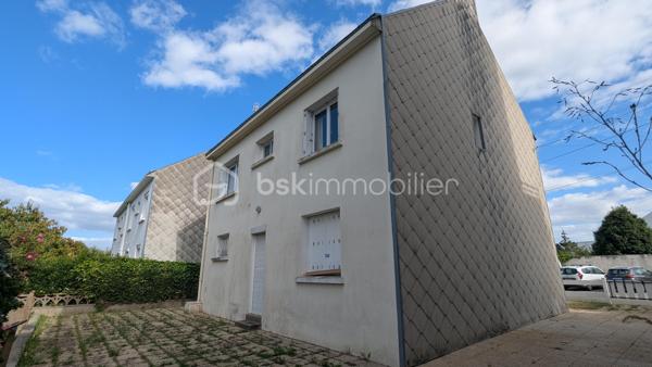 Située dans le quartier recherché de Méan, à proximité immédiate des commodités, cette maison des années 1970 vous offre un beau potentiel d’aménagement sur une parcelle arborée de 518 m².

Elle se compose au rez-de-chaussée d’une entrée avec escalier menant à l’étage, d’une chambre avec arrivée d’eau (idéal pour un futur studio ou bureau indépendant) et d’un vaste garage de 45 m².

À l’étage, vous trouverez une cuisine dinatoire, un salon lumineux, deux chambres ainsi qu’une salle de bain.

Les combles d’environ 40 m² (habitables) sont aménageables selon vos besoins : chambres supplémentaires, bureau, salle de jeux...

L’extérieur est tout aussi séduisant avec une grande terrasse faisant le tour de la maison, un puits et un beau jardin, parfait pour profiter des beaux jours.

Des travaux de rafraîchissement sont à prévoir, mais ce bien offre de nombreuses possibilités d’évolution pour accueillir une famille ou réaliser un investissement locatif.