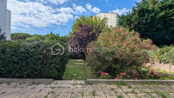 Située dans le quartier recherché de Méan, à proximité immédiate des commodités, cette maison des années 1970 vous offre un beau potentiel d’aménagement sur une parcelle arborée de 518 m².

Elle se compose au rez-de-chaussée d’une entrée avec escalier menant à l’étage, d’une chambre avec arrivée d’eau (idéal pour un futur studio ou bureau indépendant) et d’un vaste garage de 45 m².

À l’étage, vous trouverez une cuisine dinatoire, un salon lumineux, deux chambres ainsi qu’une salle de bain.

Les combles d’environ 40 m² (habitables) sont aménageables selon vos besoins : chambres supplémentaires, bureau, salle de jeux...

L’extérieur est tout aussi séduisant avec une grande terrasse faisant le tour de la maison, un puits et un beau jardin, parfait pour profiter des beaux jours.

Des travaux de rafraîchissement sont à prévoir, mais ce bien offre de nombreuses possibilités d’évolution pour accueillir une famille ou réaliser un investissement locatif.