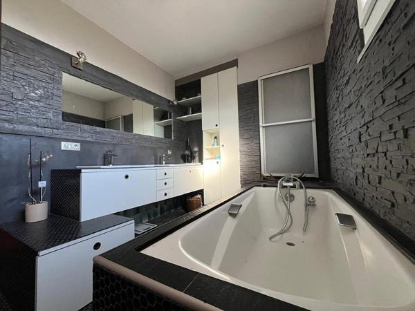 Grande maison de 195m² avec 3 chambres à proximité de St-Sulpice la Pointe !