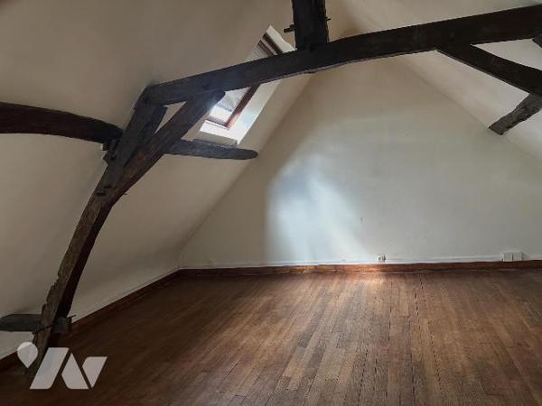 Située sur la commune d'Avoine, cette maison ancienne est édifiée sur une parcelle de 1 506 m²....