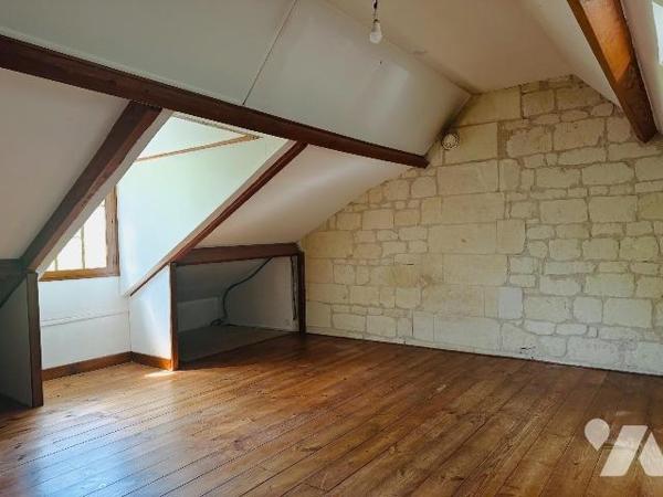 Située sur la commune d'Avoine, cette maison ancienne est édifiée sur une parcelle de 1 506 m²....