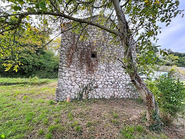 Grange a réhabiliter en habitation avec 785m² de terrain arboré
