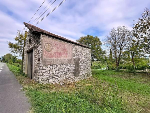 Grange a réhabiliter en habitation avec 785m² de terrain arboré