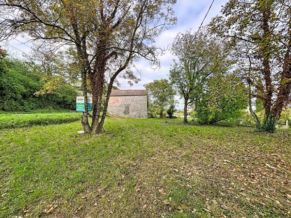 Grange a réhabiliter en habitation avec 785m² de terrain arboré