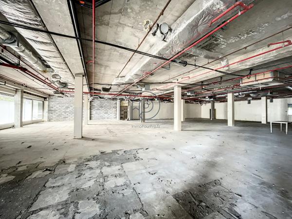 Ensemble immobilier 1 842 m² DIVISBLE | Métro en face | Accès direct Lille
