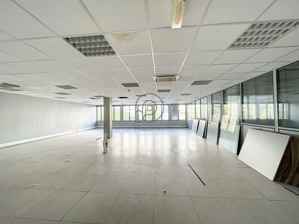 Ensemble immobilier 1 842 m² DIVISBLE | Métro en face | Accès direct Lille