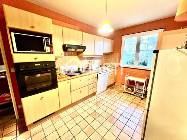 Joli pavillon (T7)parfaitement entretenu dans cadre de verdure sur terrain arboré et clos