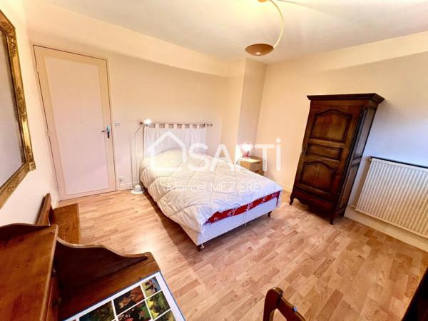 Joli pavillon (T7)parfaitement entretenu dans cadre de verdure sur terrain arboré et clos