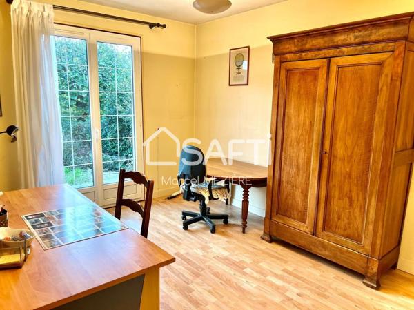 Joli pavillon (T7)parfaitement entretenu dans cadre de verdure sur terrain arboré et clos