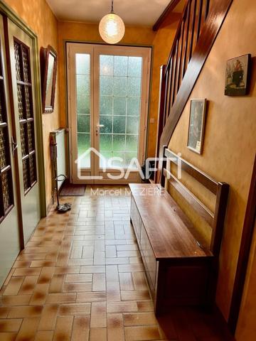 Joli pavillon (T7)parfaitement entretenu dans cadre de verdure sur terrain arboré et clos