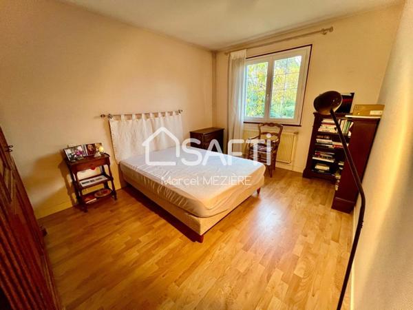 Joli pavillon (T7)parfaitement entretenu dans cadre de verdure sur terrain arboré et clos