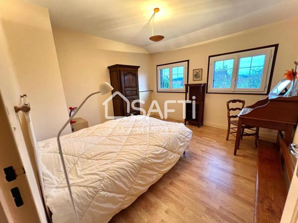 Joli pavillon (T7)parfaitement entretenu dans cadre de verdure sur terrain arboré et clos