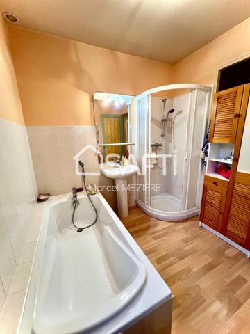 Joli pavillon (T7)parfaitement entretenu dans cadre de verdure sur terrain arboré et clos