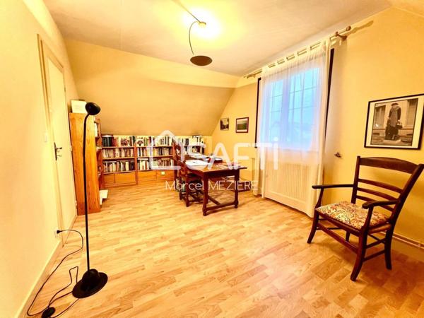 Joli pavillon (T7)parfaitement entretenu dans cadre de verdure sur terrain arboré et clos