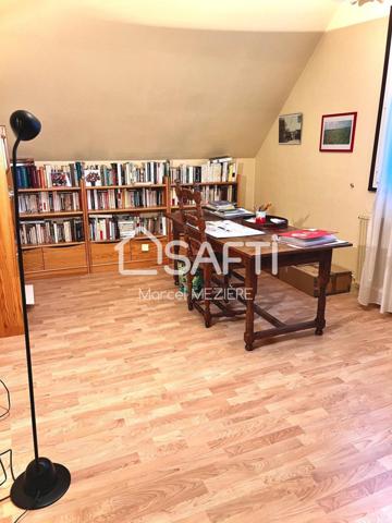 Joli pavillon (T7)parfaitement entretenu dans cadre de verdure sur terrain arboré et clos