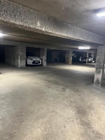 Grande place de parking à vendre – Paris 18e