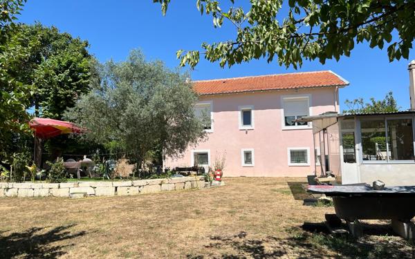 Maison à vendre    3 pièces • 85 m2 Saint-Jean-d'Angély