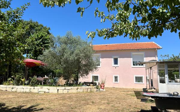 Maison à vendre    3 pièces • 85 m2 Saint-Jean-d'Angély