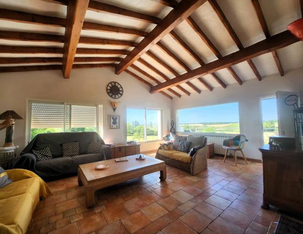 Propriété comprenant une maison principale d'habitation et 3 gites indépendants