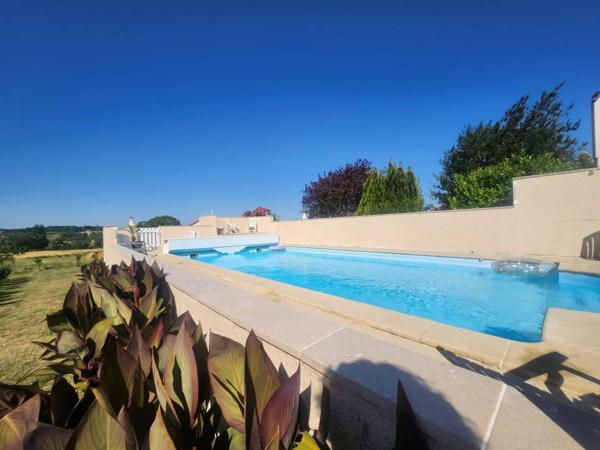 Propriété comprenant une maison principale d'habitation et 3 gites indépendants