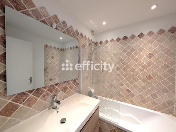 Appartement
         3 pièces
        - 70 m² Exclusivité 220 000 € *