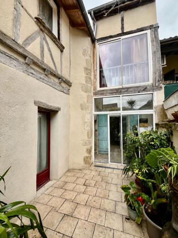Secteur Villeneuve-sur-Lot, jolie maison de ville mitoyenne de 107 m² avec jardin et dépendances. Vous découvrirez au rez-de-chaussée une entrée desservant une cuisine équipée ouverte sur la pièce de vie avec accès direct au jardin, une salle d'eau avec W , Villeneuve sur lot