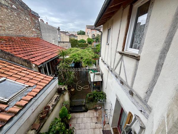 Secteur Villeneuve-sur-Lot, jolie maison de ville mitoyenne de 107 m² avec jardin et dépendances. Vous découvrirez au rez-de-chaussée une entrée desservant une cuisine équipée ouverte sur la pièce de vie avec accès direct au jardin, une salle d'eau avec W , Villeneuve sur lot