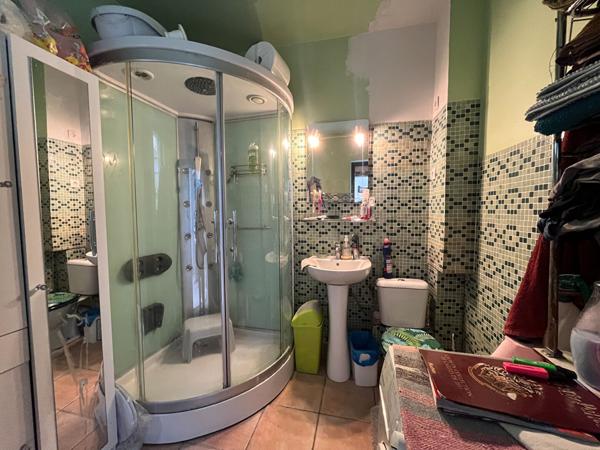 Secteur Villeneuve-sur-Lot, jolie maison de ville mitoyenne de 107 m² avec jardin et dépendances. Vous découvrirez au rez-de-chaussée une entrée desservant une cuisine équipée ouverte sur la pièce de vie avec accès direct au jardin, une salle d'eau avec W , Villeneuve sur lot