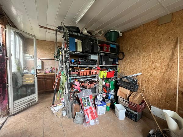Secteur Villeneuve-sur-Lot, jolie maison de ville mitoyenne de 107 m² avec jardin et dépendances. Vous découvrirez au rez-de-chaussée une entrée desservant une cuisine équipée ouverte sur la pièce de vie avec accès direct au jardin, une salle d'eau avec W , Villeneuve sur lot