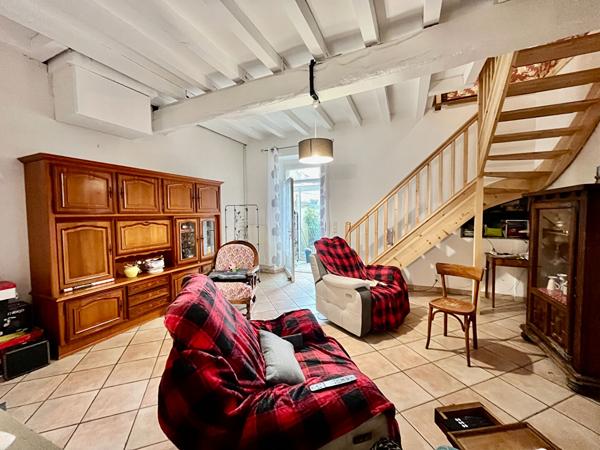 Secteur Villeneuve-sur-Lot, jolie maison de ville mitoyenne de 107 m² avec jardin et dépendances. Vous découvrirez au rez-de-chaussée une entrée desservant une cuisine équipée ouverte sur la pièce de vie avec accès direct au jardin, une salle d'eau avec W , Villeneuve sur lot