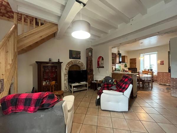 Secteur Villeneuve-sur-Lot, jolie maison de ville mitoyenne de 107 m² avec jardin et dépendances. Vous découvrirez au rez-de-chaussée une entrée desservant une cuisine équipée ouverte sur la pièce de vie avec accès direct au jardin, une salle d'eau avec W , Villeneuve sur lot