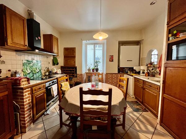 Secteur Villeneuve-sur-Lot, jolie maison de ville mitoyenne de 107 m² avec jardin et dépendances. Vous découvrirez au rez-de-chaussée une entrée desservant une cuisine équipée ouverte sur la pièce de vie avec accès direct au jardin, une salle d'eau avec W , Villeneuve sur lot