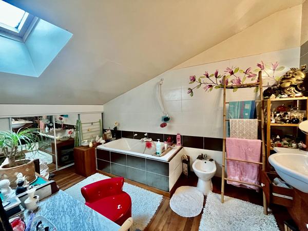 Secteur Villeneuve-sur-Lot, jolie maison de ville mitoyenne de 107 m² avec jardin et dépendances. Vous découvrirez au rez-de-chaussée une entrée desservant une cuisine équipée ouverte sur la pièce de vie avec accès direct au jardin, une salle d'eau avec W , Villeneuve sur lot
