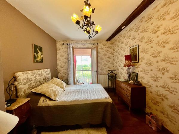 Secteur Villeneuve-sur-Lot, jolie maison de ville mitoyenne de 107 m² avec jardin et dépendances. Vous découvrirez au rez-de-chaussée une entrée desservant une cuisine équipée ouverte sur la pièce de vie avec accès direct au jardin, une salle d'eau avec W , Villeneuve sur lot