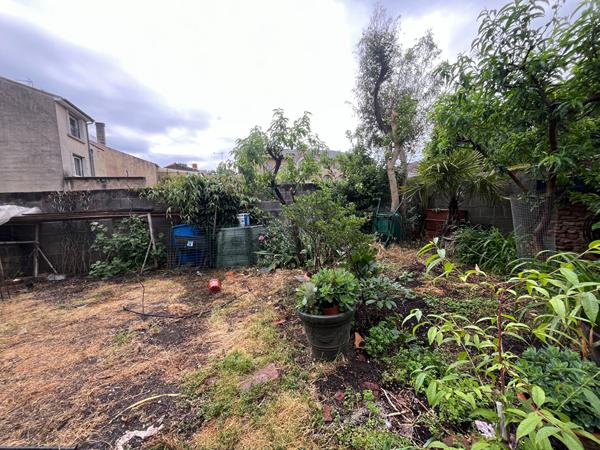 Secteur Villeneuve-sur-Lot, jolie maison de ville mitoyenne de 107 m² avec jardin et dépendances. Vous découvrirez au rez-de-chaussée une entrée desservant une cuisine équipée ouverte sur la pièce de vie avec accès direct au jardin, une salle d'eau avec W , Villeneuve sur lot