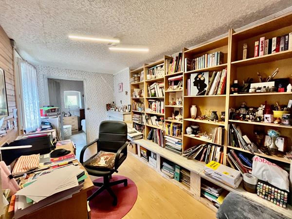 Secteur Villeneuve-sur-Lot, jolie maison de ville mitoyenne de 107 m² avec jardin et dépendances. Vous découvrirez au rez-de-chaussée une entrée desservant une cuisine équipée ouverte sur la pièce de vie avec accès direct au jardin, une salle d'eau avec W , Villeneuve sur lot