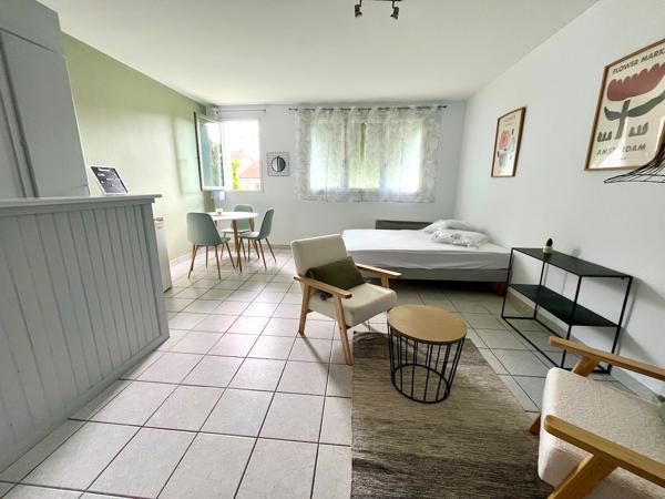 VILLENEUVE SUR LOT, studio MEUBLÉ refait complétement à neuf d'environ 27 m² en centre ville, à deux pas des commodités. Situé au dernier étage d'une petite résidence avec 4 appartements, il est lumineux et offre une vue sur un jardin arboré. Il comprend , Villeneuve sur lot