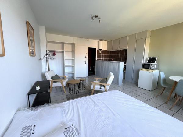 VILLENEUVE SUR LOT, studio MEUBLÉ refait complétement à neuf d'environ 27 m² en centre ville, à deux pas des commodités. Situé au dernier étage d'une petite résidence avec 4 appartements, il est lumineux et offre une vue sur un jardin arboré. Il comprend , Villeneuve sur lot